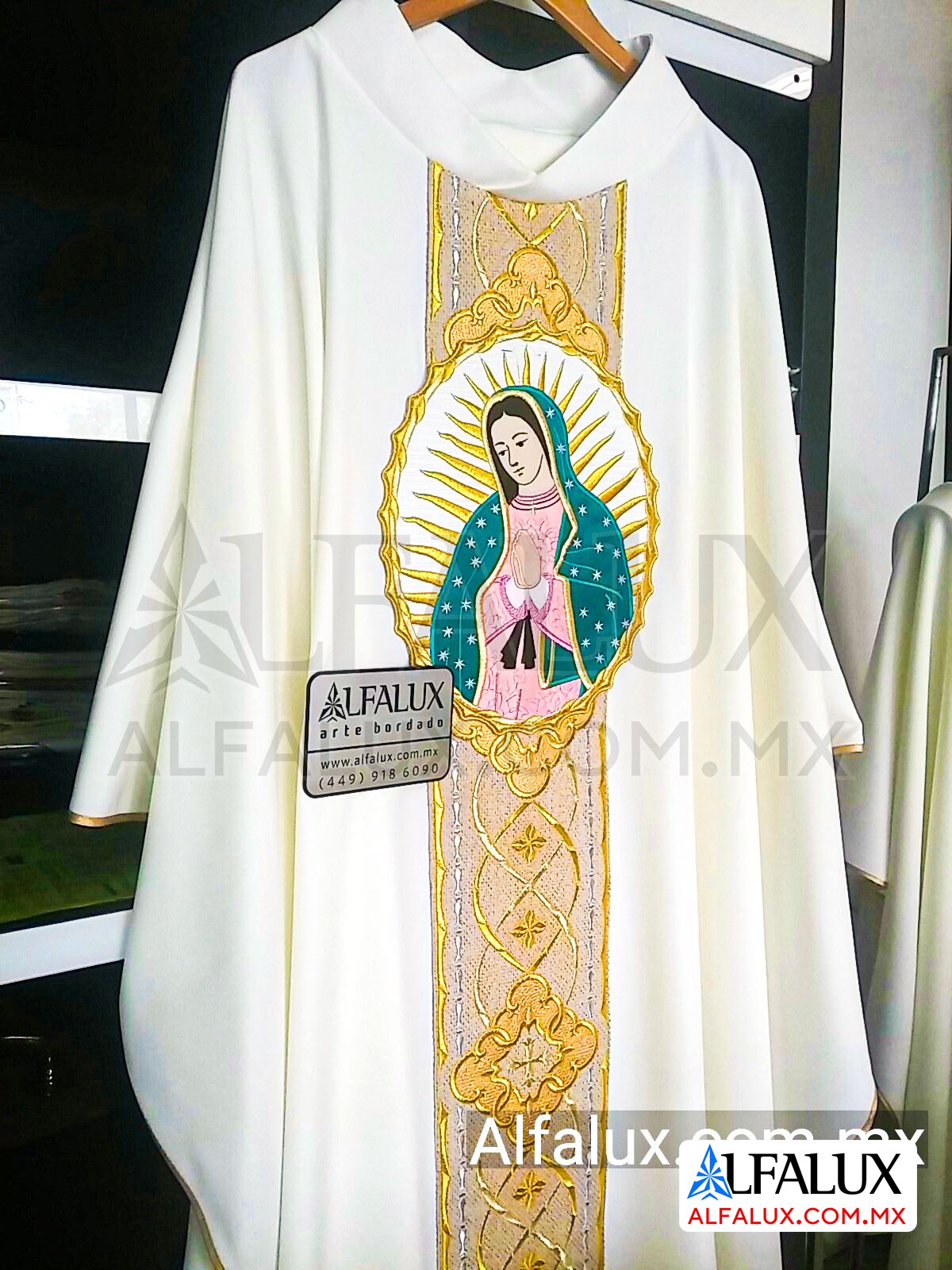 02 ROYAL Brocado Medallon Virgen